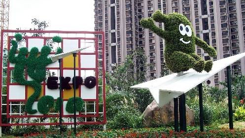 Талисман ЭКСПО-2010 в Шанхае «Хайбао» украшает город Шанхай 